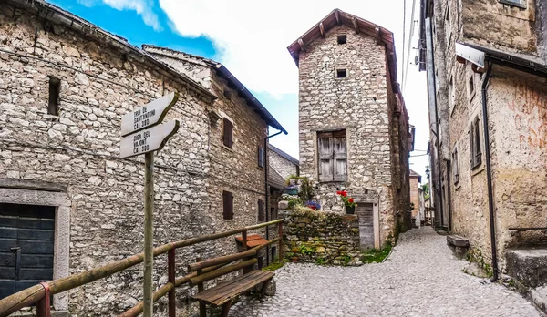 Beautiful alleyway in the historic town of Casso, Friuli, Italy — Stock Photo, Image