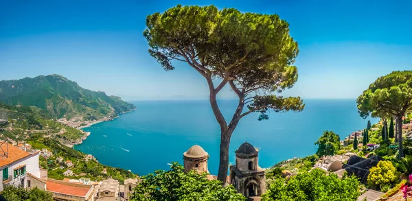 Amalfi Coast from Villa Rufolo gardens in Ravello, Campania, Italy — Stock Photo, Image