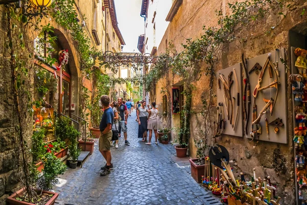 Hermoso callejón cerca de la Catedral de Orvieto, Umbría, Italia —  Fotos de Stock