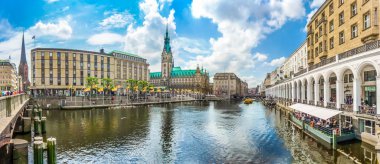 Hamburg şehir merkezi Belediye Binası ve Alster Nehri, Almanya