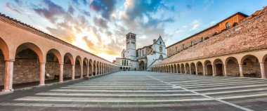 St Francis Assisi Bazilikası gün batımında, Assisi, Umbria, İtalya