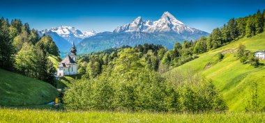 Pastoral dağ manzarası Bavyera Alpleri'nde Berchtesgadener Land, Almanya