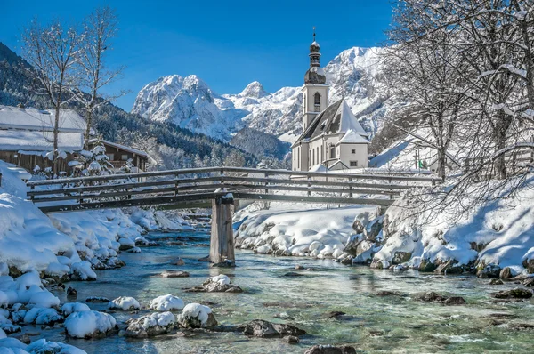 Paisaje invernal en los Alpes bávaros con iglesia, Ramsau, Alemania —  Fotos de Stock