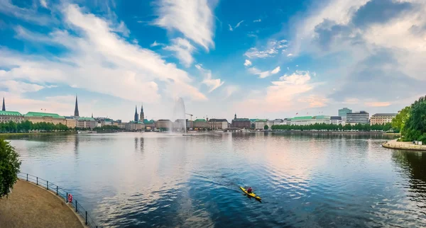 夕暮れ、ハンブルク、ドイツ黄金夜の光で牧歌的な Binnenalster — ストック写真