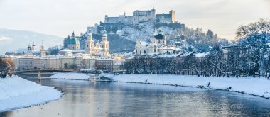 Salzburg manzarası ile kale Hohensalzburg kışın, Salzburg, Avusturya