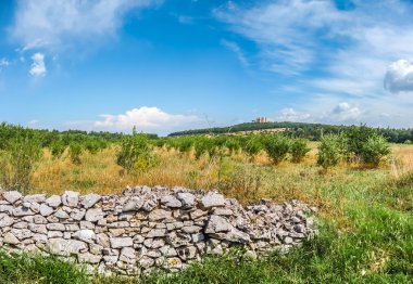 Güzel manzara ile ünlü Castel del Monte Apulia, İtalya