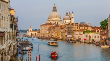 Ünlü Canal Grande ve gün batımında Basilica Venedik, İtalya