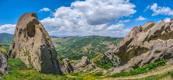 Lucan Dolomiterna med vacker bergsby Castelmezzano, Italien — Stockfoto