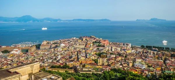 Napoli con el Golfo de Nápoles al atardecer, Campania, Italia — Foto de Stock