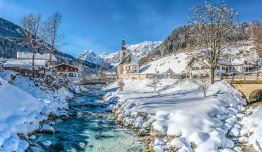 Kilise, Ramsau, Almanya ile Bavyera Alpleri'nde kış manzarası