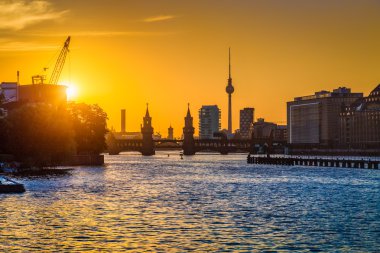 Günbatımında Spree nehri ile Berlin ufuk çizgisi, Almanya