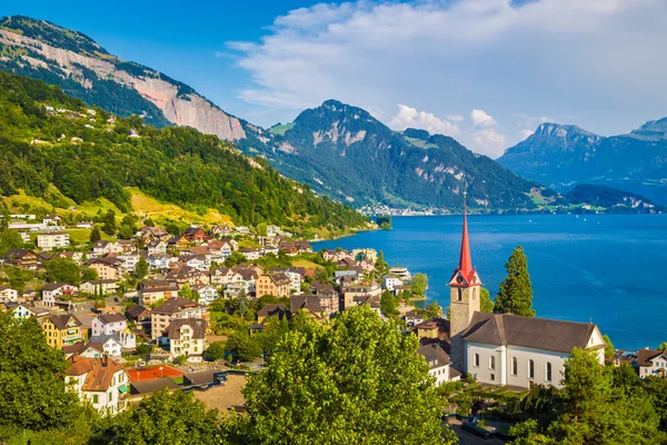 Ciudad de Weggis en Lake Lucerne, Suiza — Foto de Stock