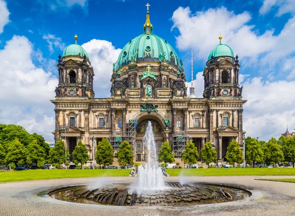 Catedral de Berlim com fonte no parque Lustgarten, Alemanha — Fotografia de Stock