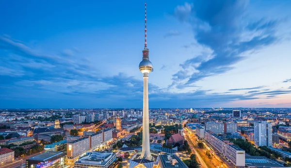 Panorama do horizonte de Berlim com torre de TV à noite, Alemanha — Fotografia de Stock