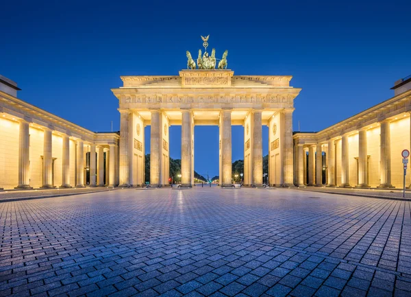 Puerta de Brandeburgo por la noche, Berlín, Alemania — Foto de Stock