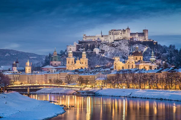 Historiska staden Salzburg på vintern i skymningen, Salzburger Land, Österrike — Stockfoto