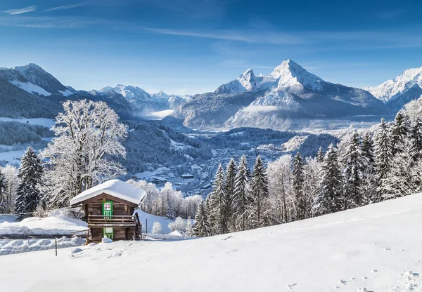 Paesaggio invernale idilliaco nelle Alpi con chalet di montagna tradizionale — Foto Stock