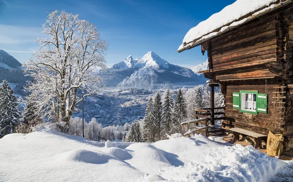 Téli wonderland táj az Alpokban, a hagyományos turistaház — Stock Fotó