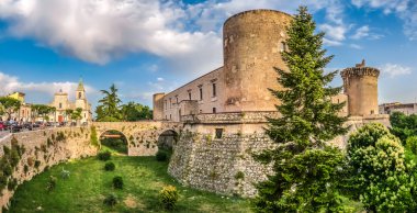 Ünlü Aragonca Castle (Castello Serveto) Venosa, Basilicata, İtalya