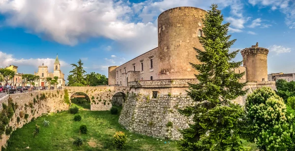 Venosa, Olaszország Basilicata híres gyógyfürdővel (Castello aragóniai) — Stock Fotó