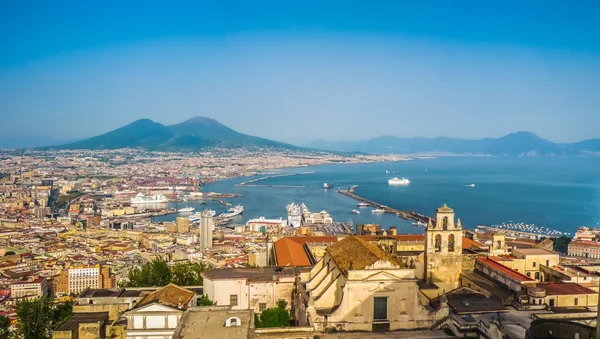 Staden av Napoli med vulkanen Vesuvius vid solnedgången, Kampanien, Italien — Stockfoto