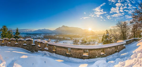 Gyönyörű város Salzburg történelmi télen napnyugtakor, Ausztria — Stock Fotó
