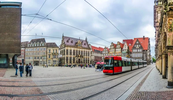 Известная Бременская рыночная площадь с трамваем в Бремене, Германия — стоковое фото