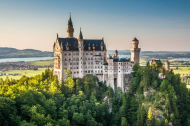 Dünyaca ünlü Neuschwanstein Şatosu güzel bir akşam ışık, Fussen, Bavyera, Almanya