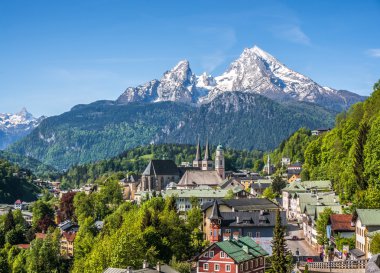 Watzmann dağın Bahar, Bavyera, Almanya ile tarihi kent Berchtesgaden