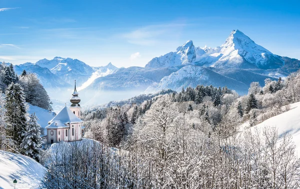 Téli tájon, a bajor Alpokban, a templom, Bajorország, Németország — Stock Fotó