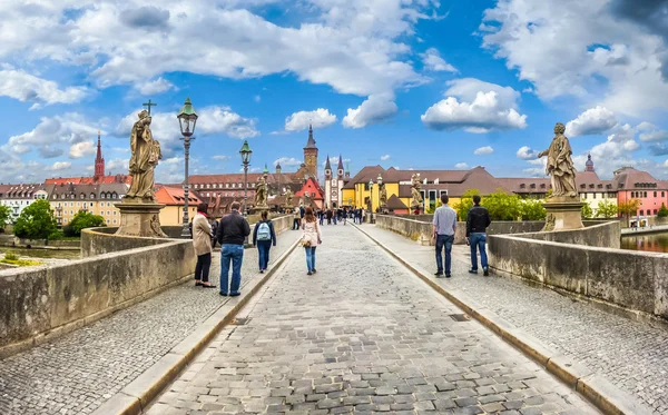 Alte Mainbrucke na histórica cidade de Wurzburg, Baviera, Alemanha — Fotografia de Stock