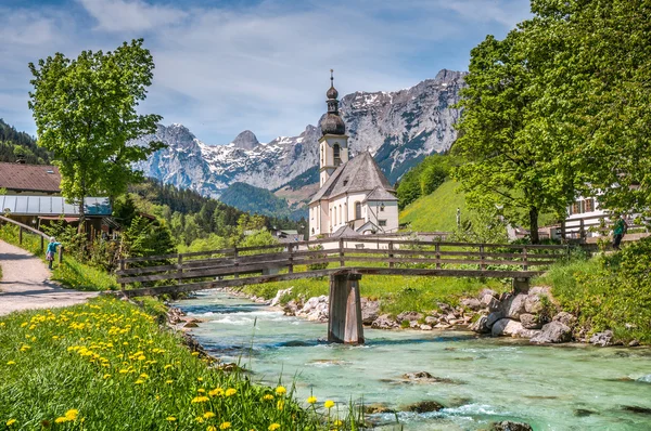 Berömda kyrka i idylliska bergsbyn Ramsau, Bayern, Tyskland — Stockfoto