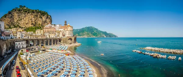 Historické město Atrani, pobřeží Amalfi, Kampánie, Itálie — Stock fotografie
