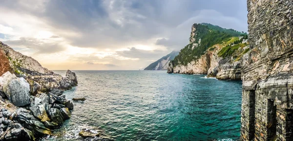 Dramatische zeegezicht van de kerk van St Peter, Porto Venere, Italië — Stockfoto