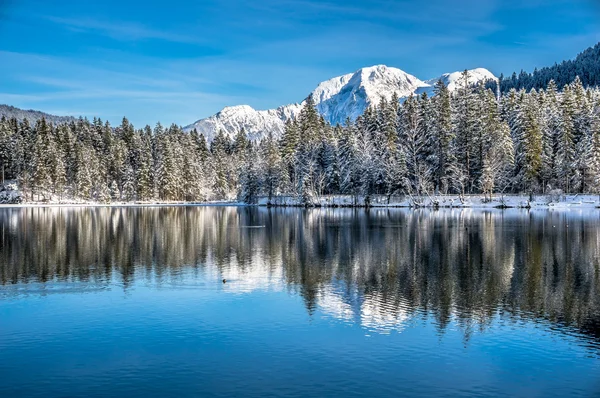 Paisagem de inverno panorâmica nos Alpes bávaros no lago de montanha Hintersee, Baviera, Alemanha — Fotografia de Stock