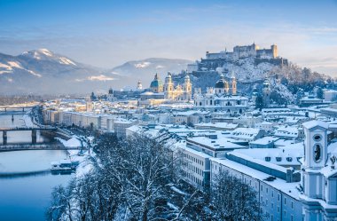 Salzburg manzarası ile kale Hohensalzburg kışın, Salzburg, Avusturya