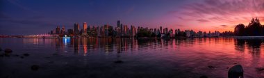 Güzel Vancouver manzarası ve liman ile pastoral günbatımı kızdırma, British Columbia, Kanada