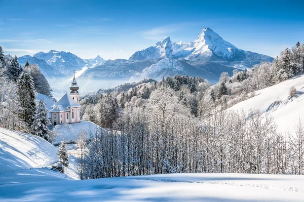 Paisagem de inverno nos Alpes bávaros com igreja, Baviera, Alemanha — Fotografia de Stock