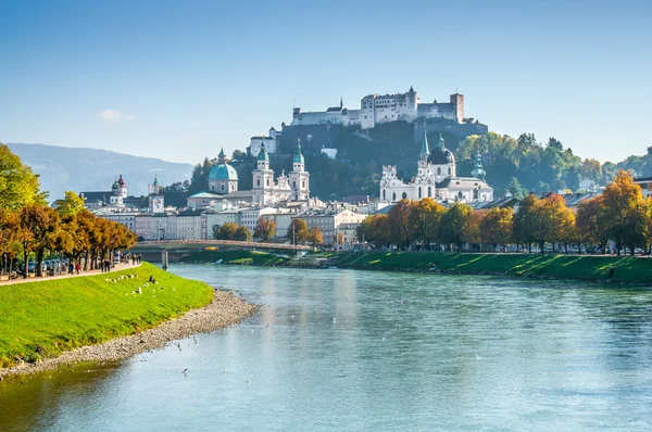 Salzburg skyline med fästning på sommaren, Salzburger Land, Österrike — Stockfoto