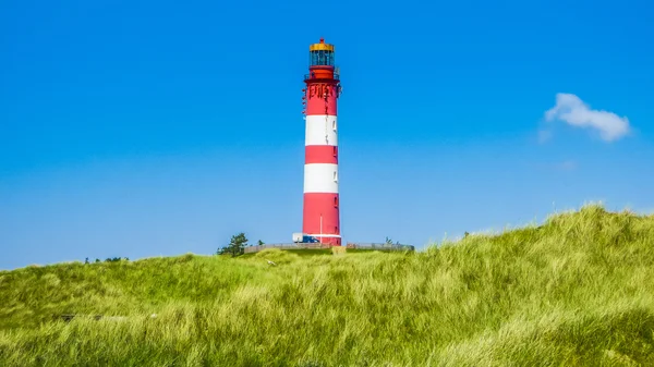 Wunderschöne Dünenlandschaft mit traditionellem Leuchtturm an der Nordsee, Deutschland — Stockfoto