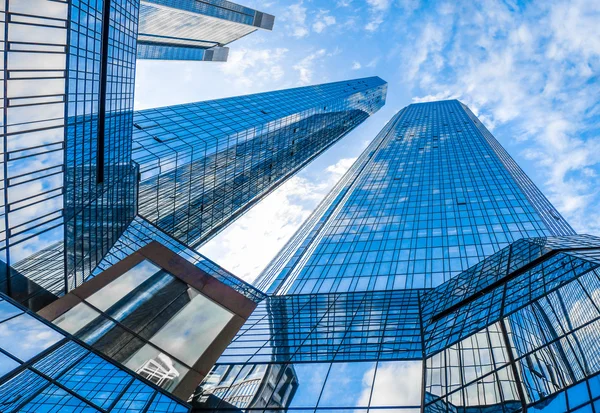 Rascacielos modernos en el distrito de negocios contra el cielo azul —  Fotos de Stock