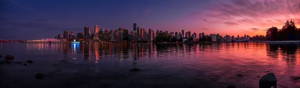 Wunderschöne vancouver skyline und hafen mit idyllischem sonnenuntergang, britisch columbia, kanada — Stockfoto