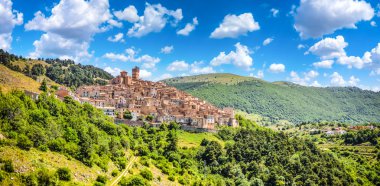 Idyllic apennine mountain village Castel del Monte, L'Aquila, Abruzzo, Italy clipart