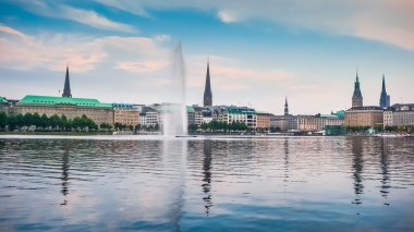 Gün batımında, Hamburg, Almanya altın akşam ışığında pastoral Binnenalster'de ofis binası