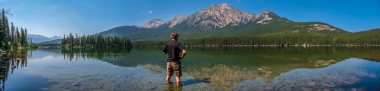 Güzel doğa manzarası ile dağ gölü, British Columbia, Kanada