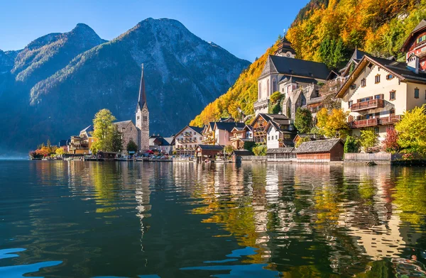 Salida del sol en Hallstatt pueblo de montaña con Hallstatter Ver en otoño, Austria —  Fotos de Stock