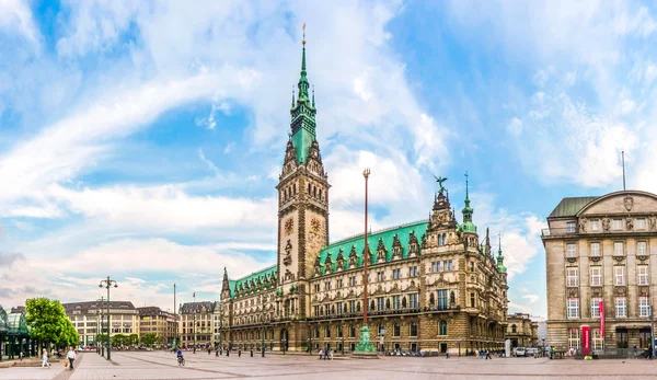 Famosa prefeitura de Hamburgo na praça do mercado ao pôr-do-sol, Alemanha — Fotografia de Stock