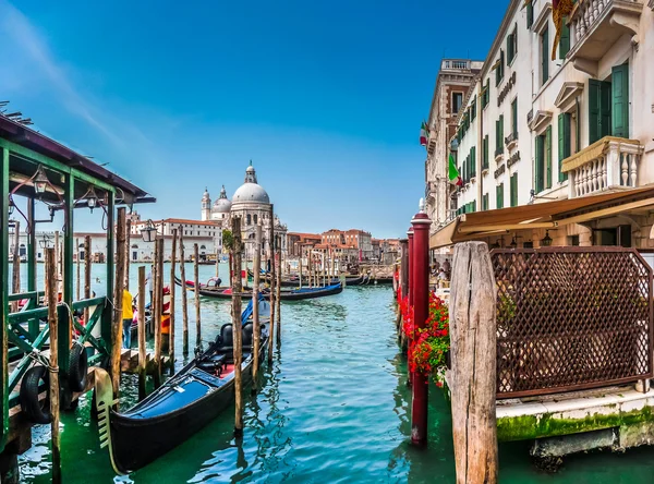 Gondoli na Canal Grande z Basilica di Santa Maria, Wenecja, Włochy — Zdjęcie stockowe