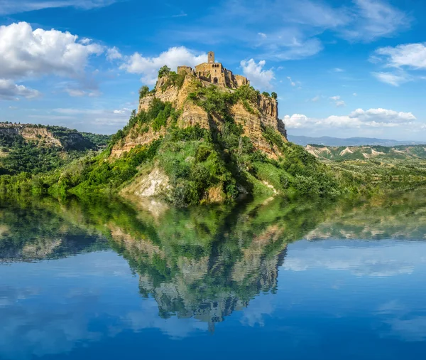 Vackra historiska slott på berömda rock med kristallklart sjö — Stockfoto