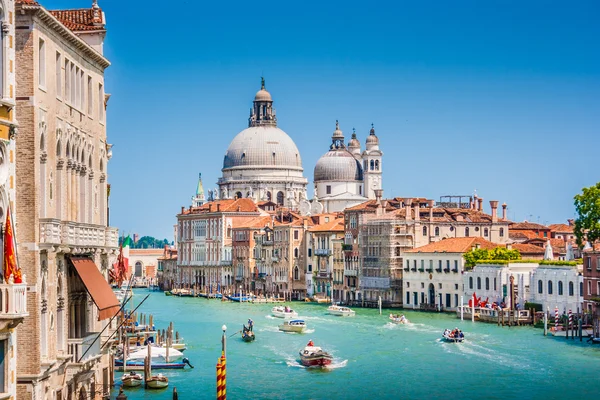 Canal Grande con Basílica de Santa Maria della Salute, Venecia, Italia — Foto de Stock